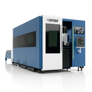 Zamknięta wycinarka laserowa Otinus ze stołem wymiennym, barierami bezpieczeństwa i zaawansowanym pulpitem sterowniczym.