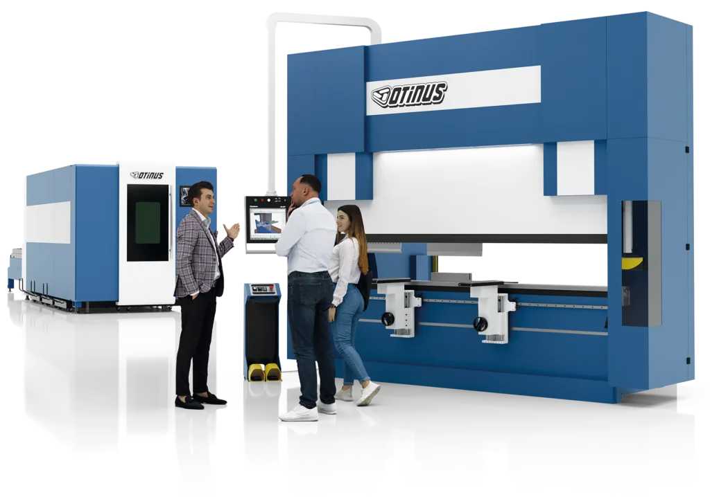 Nowoczesne maszyny przemysłowe Otinus — wycinarka laserowa i prasa krawędziowa — prezentowane podczas rozmowy z klientami w profesjonalnym otoczeniu.