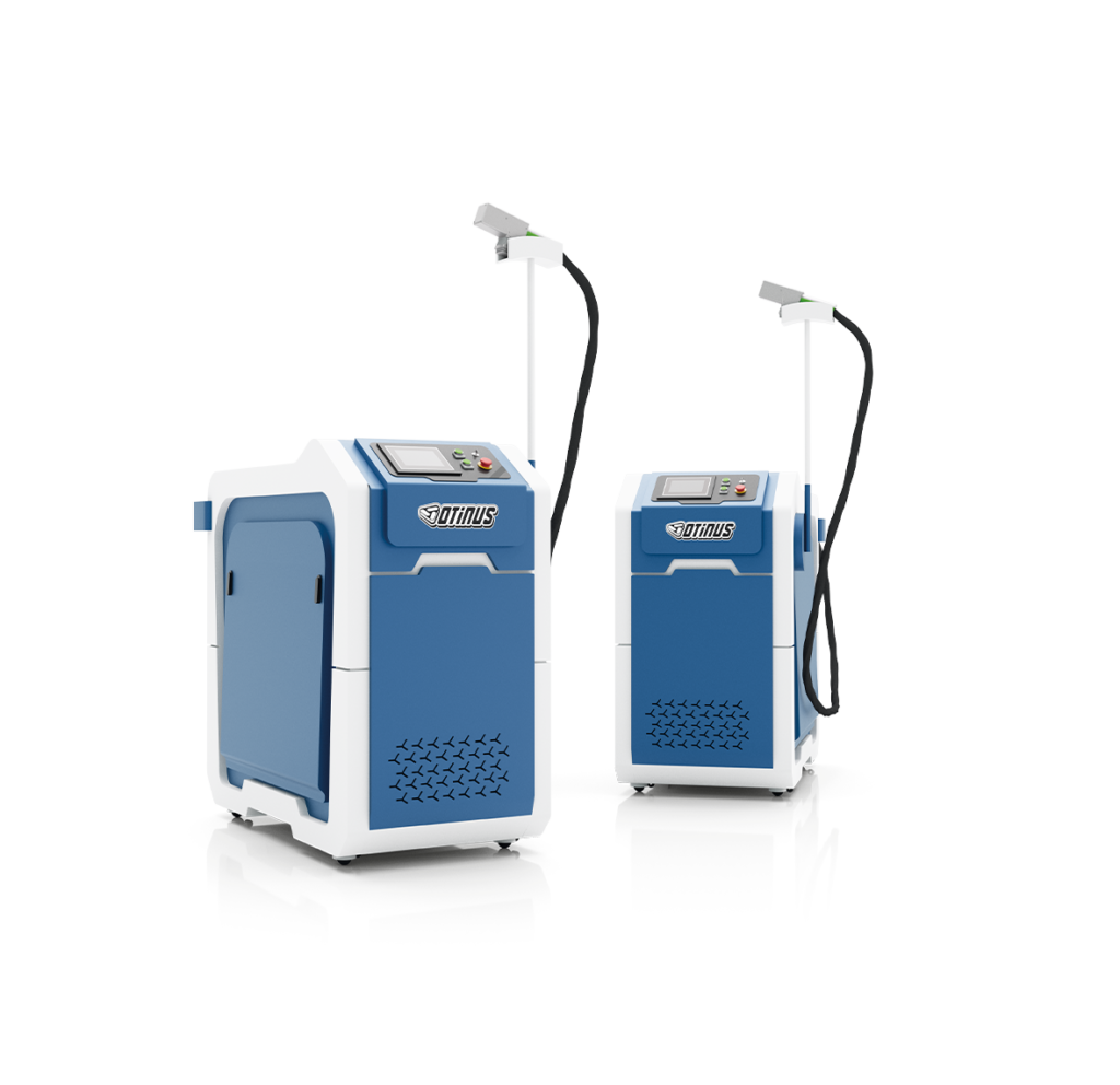 Dwie kompaktowe czyściarki laserowe Otinus w biało-niebieskiej obudowie z podłączonymi ręcznymi głowicami czyszczącymi.