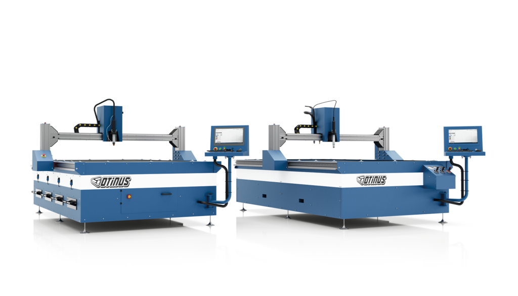 Od lewej: wycinarka plazmowa Otinus ze stołem wentylowanym oraz wycinarka plazmowo-gazowa Otinus ze stołem wodnym, obie w konstrukcji portalowej z bocznymi panelami sterowania.